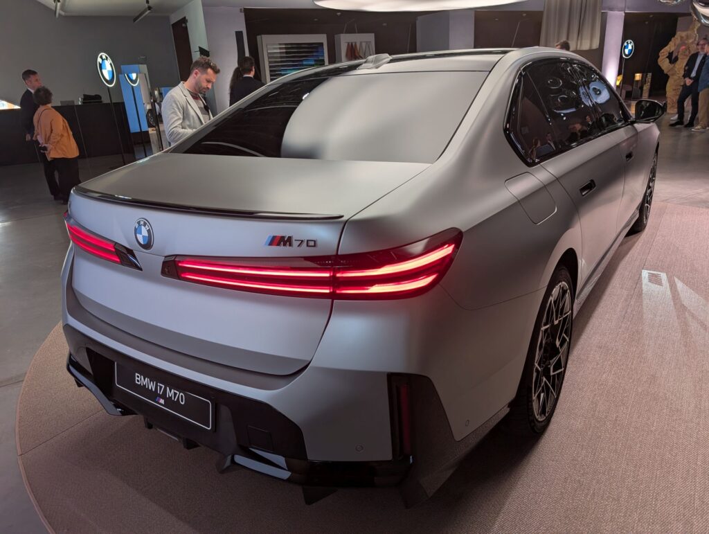Nowe BMW i7 M70 z tyłu