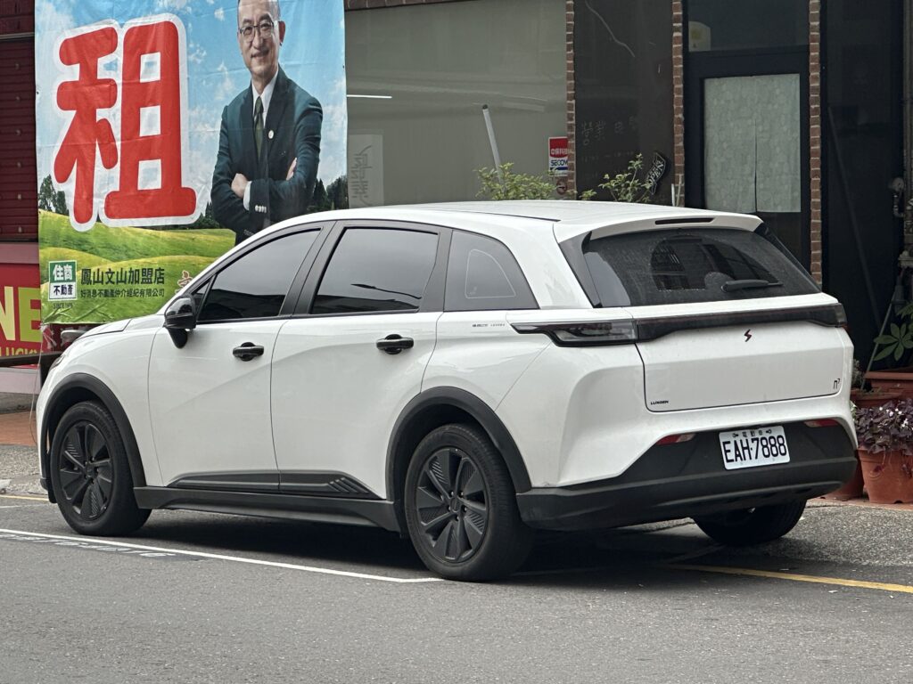 Luxgen n7 widziany z tyłu