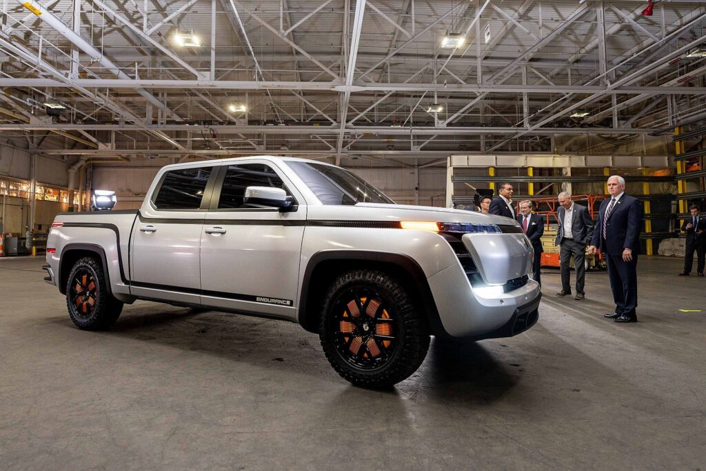 Mike Pence ogląda pick-up Lordstown Endurance.