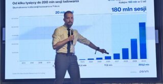 Maciej Mazur, dyrektor PSNM, demonstrujący projekcie liczebności sesji ładowania publicznego do 2030 roku